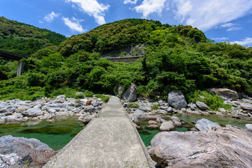 Fototapeta na wymiar 写真素材：日本、田舎、川、沈下橋