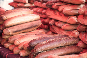 Barras de pan artesanal en el mercado
