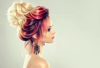 Crédence de cuisine en verre imprimé Salon de coiffure Belle fille modèle avec une élégante coiffure multicolore. Femme élégante avec mise en évidence de la couleur des cheveux à la mode. Racines créatives rouges et roses, coloration tendance.