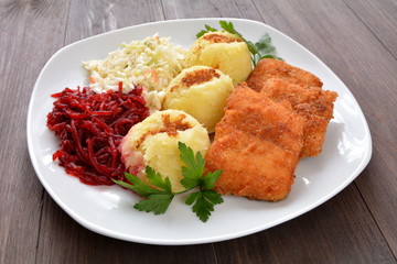 ryba miruna smażona z ziemniakami i surówkami