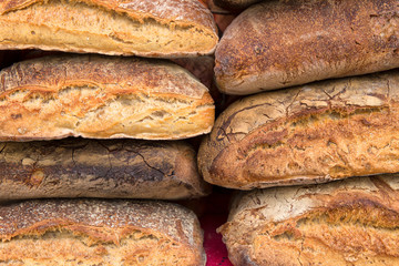 Barras de pan artesanal en el mercado.