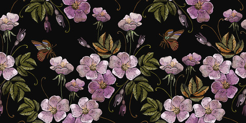 Panele Szklane  Haft dzikie różowe kwiaty i wzór motyla. Szablon mody do projektowania ubrań, tekstyliów i t-shirtów
