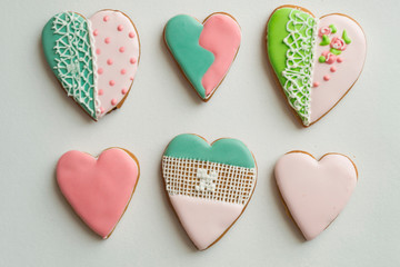 Fototapeta premium Gingerbread gingerbread in pink glaze. Gingerbread on a white background.