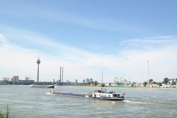 Fototapeta premium duesseldorf, panorama with rhine and ships
