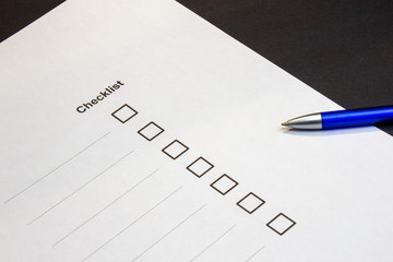 Ansicht einer Checkliste mit Auswahlfeldern und Blauen Stift vor schwarzen Hintergrund