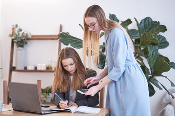 Obraz premium supervisor woman and subordinate woman discuss office work