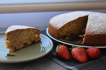 Bizcocho casero decorado con azúcar glas