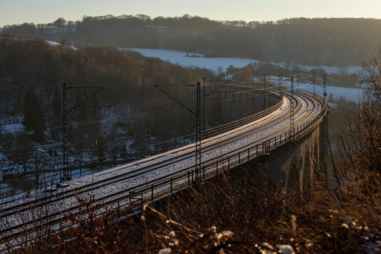 Der Viadukt in Altenbeken zur Goldenen Stunde im Winter