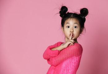 Azjatycka dzieciak dziewczyna w różowym pulowerze pokazuje CII znak Zamyka w górę portreta - 245728259