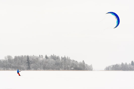 paraskiing