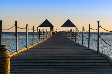 Obraz premium Holzsteg im Sonnenuntergang