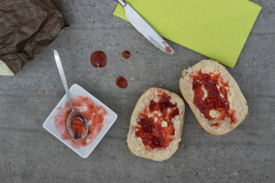 Erdbeer-Marmeladen Semmel