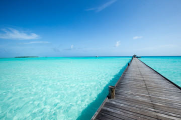 Obraz premium tropikalna wyspa Malediwy z białą piaszczystą plażą i morzem