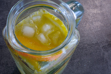 Glas Karaffe mit Wasser und frischen Früchten 