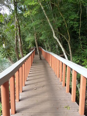 Obraz premium Brücke mit Hindernissen