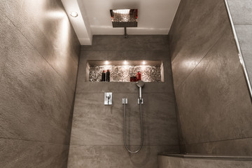 Modernes Badezimmer klein luxuriös modern mit offener Dusche