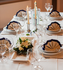 Tischdekoration in einem Restaurant für eine Hochzeit