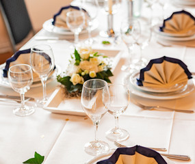 Tischdekoration in einem Restaurant für eine Hochzeit