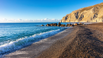 Czarna plaża na wyspie Santorini, Grecja - obrazy, fototapety, plakaty