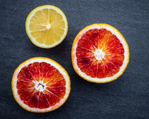 Blutorange und Zitrone halbiert