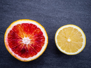 Blutorange und Zitrone halbiert
