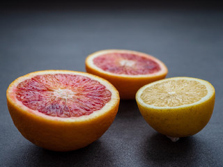 Blutorange und Zitrone halbiert