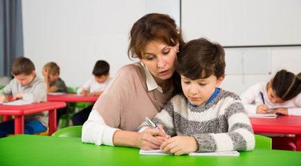 Fototapeta premium Teacher working with pupils in classroom