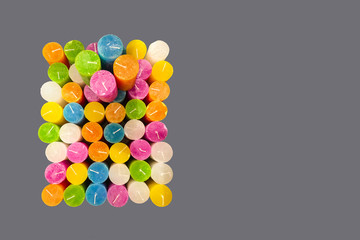 Farbenfrohe Kerzen auf Grau