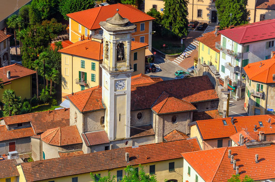 Stadtansicht der Altstadt von Maccagno am Lago Maggiore mit Kirche, Italien