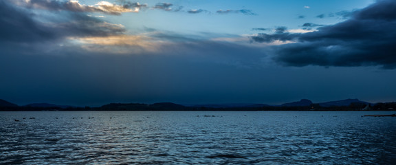 Bodensee zur blauen Stunde mit schöner Wolkenstimmung Hohentwiel Panorama Blick