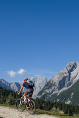 Fototapeta na wymiar Mountainbiketour aufs Plumsjoch