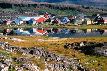 Der malerische und schön gelegene Ort Qerkertarsuaq aud der Diskoinsel vor Wetgrönland