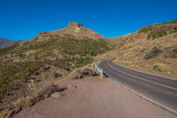 Eine Landstraße durch eine bergige Straße im Süden