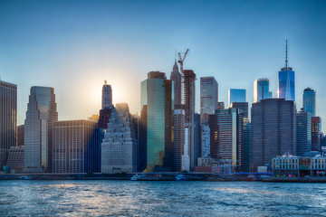 Fototapeta premium Sunset over Manhattan - View from Brooklyn park