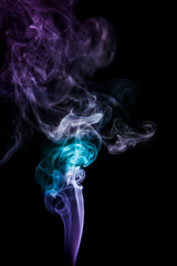Obraz premium Purple smoke on black background