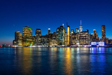 Fototapeta premium Zachód słońca nad Manhattanem - widok z parku Brooklyn