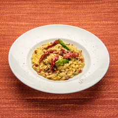 risotto with dried tomatoes, asparagus and bacon