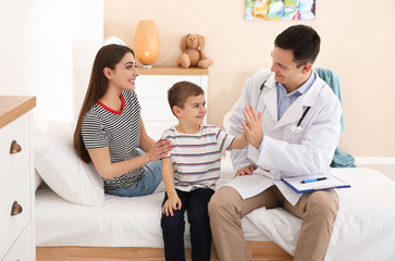 Obraz premium Children's doctor visiting little patient at home