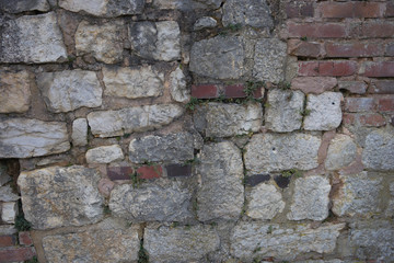 Alte Natursteinmauer im Schloss Heidenheim