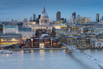 Fototapeta premium Wielka Brytania, Anglia, Londyn, St Pauls od zmierzchu Switch