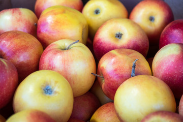 Fototapeta na wymiar fresh red apples in a market, healthy food