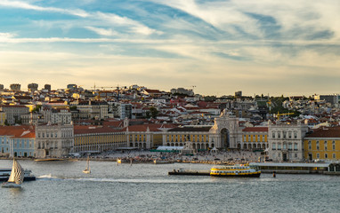 Obraz premium Lisbon, Portugal skyline and cityscape on the Tagus River
