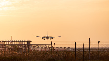 Avión aterrizando en el aeropuerto