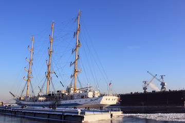 Fototapeta na wymiar Parking of ships in the port of the city