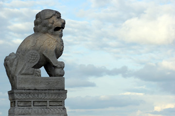 Fototapeta na wymiar Stone lion peers into the distance