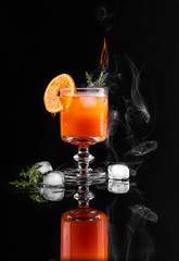 цитрусовый коктейль со льдом и веткой хвойного дерева