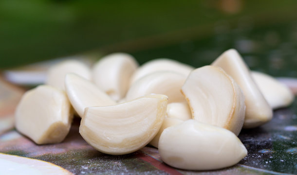 peeled garlic on the table
