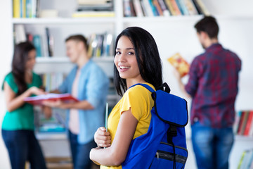 Junge türkische Studentin in der Uni-Bibliothek