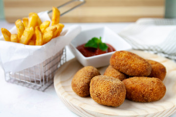 Ham and chicken croquettes with fried tomate and chips