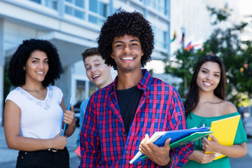 Hipster Student mit anderen Studenten in der Stadt